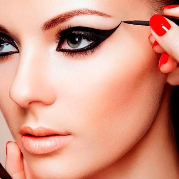 Maquillaje de ojos y productos para cejas